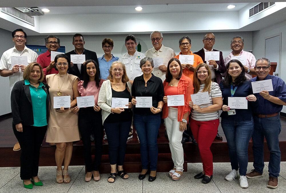 25 profesores fueron reconocidos por fomentar la investigación en sus estudiantes