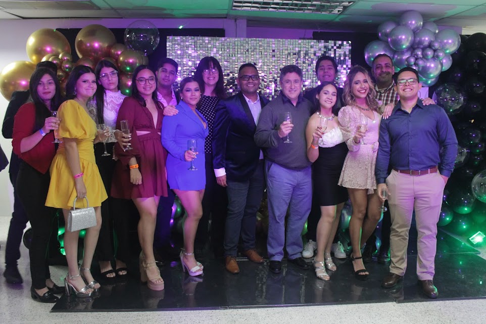 La UCAB Guayana celebra con brindis una nueva promoción