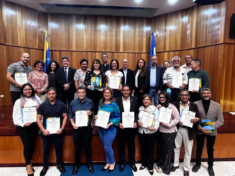 Docentes destacados reciben reconocimiento por alto desempeño