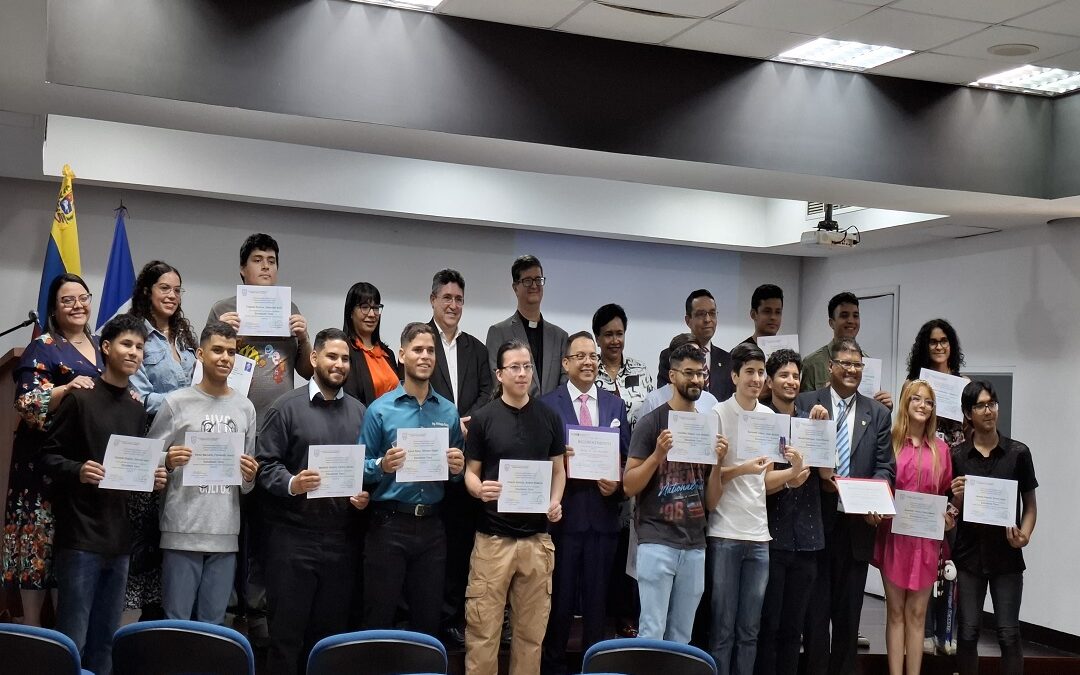 Estudiantes y profesores ucabistas reciben reconocimiento por destacado desempeño académico