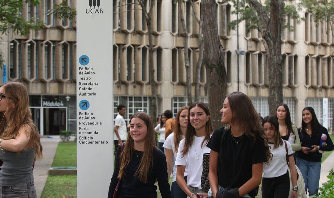 Migrantes venezolanos retornados pueden optar a beca para estudiar en la UCAB