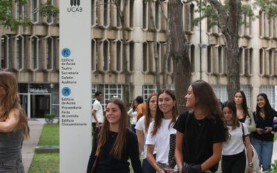 Migrantes venezolanos retornados pueden optar a beca para estudiar en la UCAB