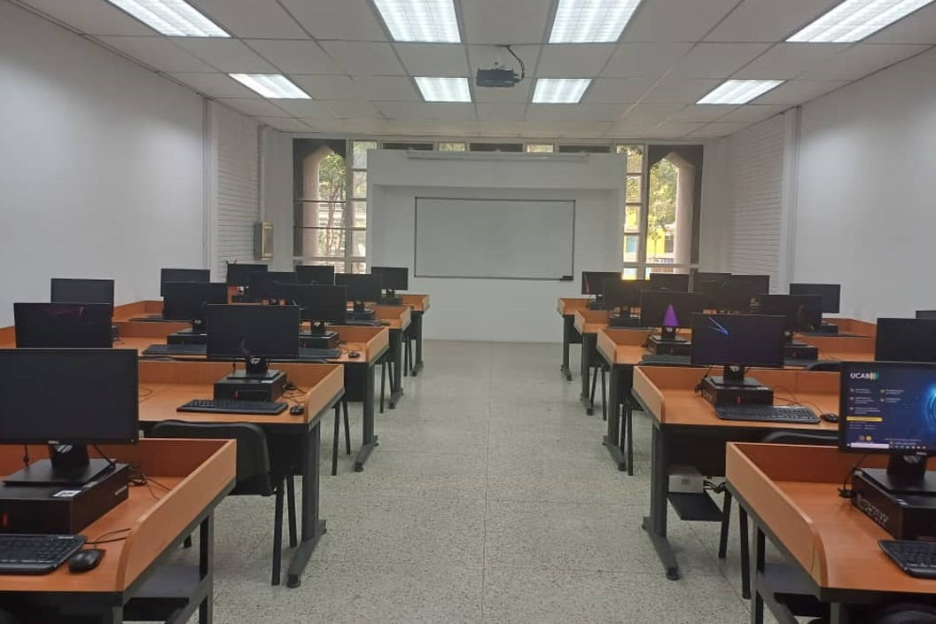 24. Aula de Computación para la Escuela de Comunicación Social (A4-13)