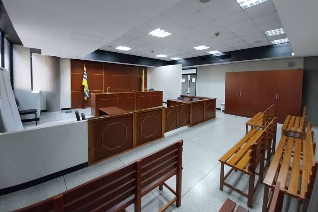 77. Modificación de espacios de la Sala de Usos Múltiples (SUM) para reubicar la Sala de Audiencia en UCAB Guayana