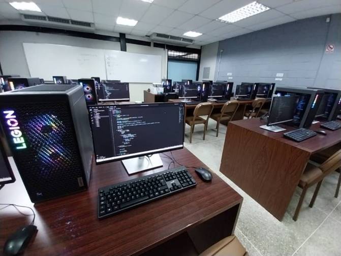 80. Actualización tecnológica Laboratorio de Base de Datos Ingeniería Informática y Comunicación Social (2024)