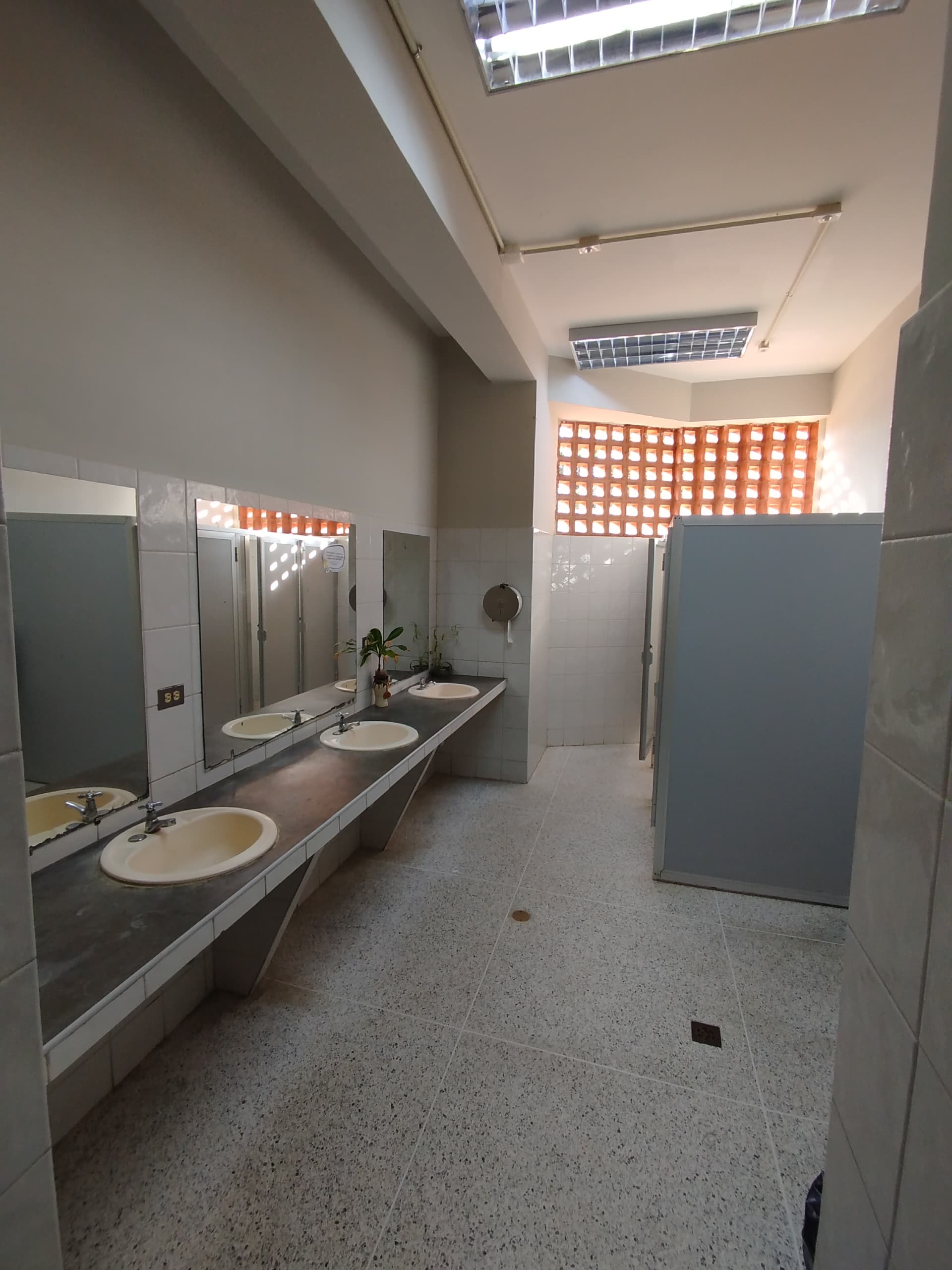 102. Automatización de baños planta baja del Módulo unión II-AR - UCAB Guayana