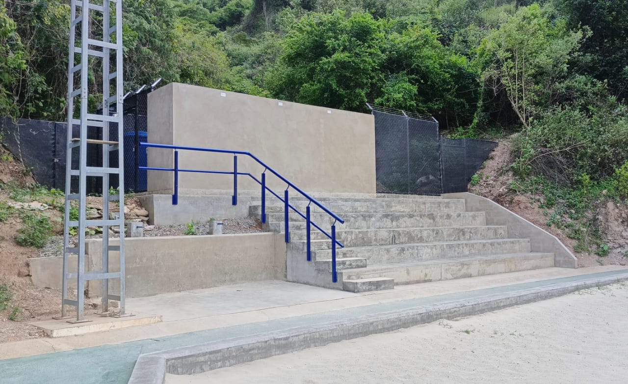 105. Gradería y sistema de riego cancha de arena