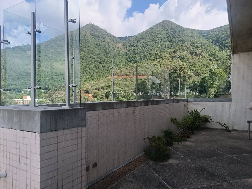 109. Pantalla corta viento en terraza del I.I.E.S.