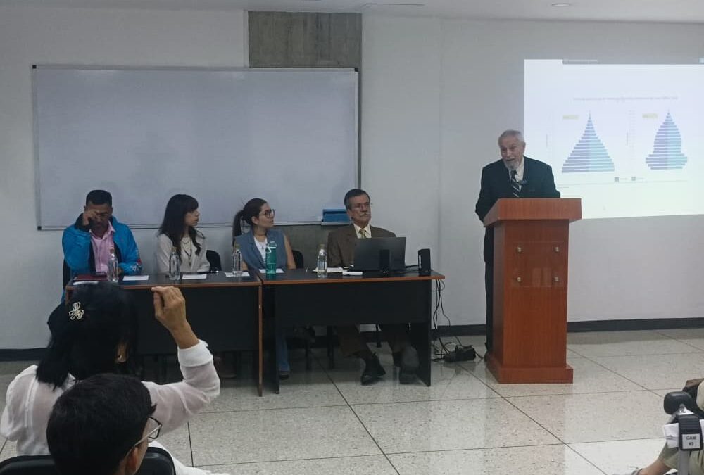 Más y mejor atención de adultos mayores es posible con la alianza público-privada