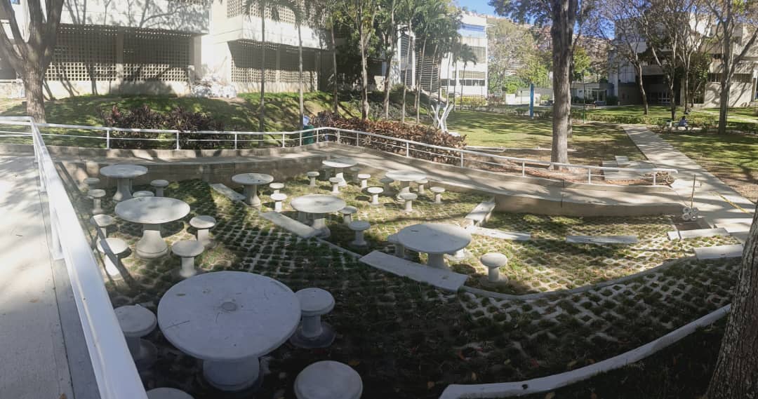 123. Ampliación en área de mesas y servicios Feria de comida UCAB
